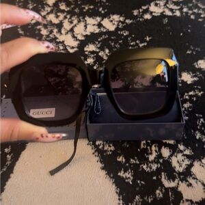 Gucci Elegant Black Sunglasses